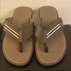 Mens flip-flops 2 pair. Kenneth Cole/ Old Navy 12